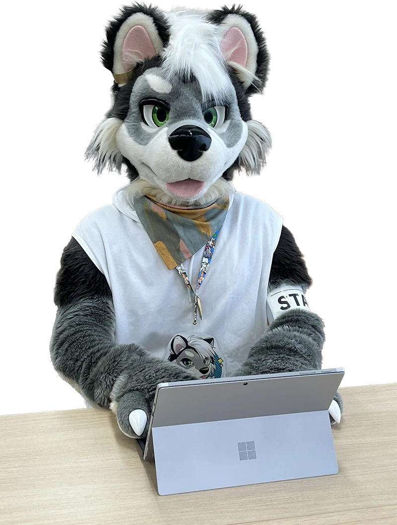 デスクで作業するアレック
